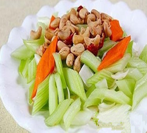 老人營養(yǎng)餐：素炒腰果，活血護(hù)心