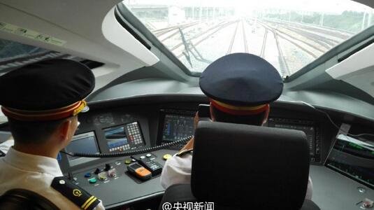 世界首次！中國動(dòng)車以420公里時(shí)速交會(huì)成功