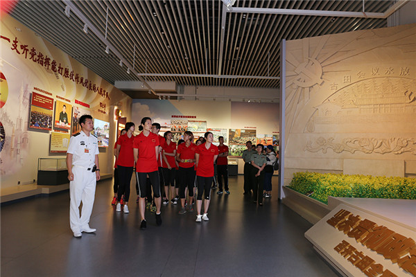 中國(guó)女排參觀軍博建軍９０周年主題展覽 接受愛國(guó)主義教育