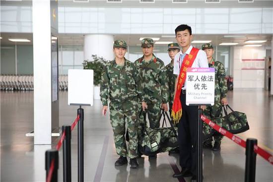 民航機(jī)場(chǎng)開(kāi)辟“軍人依法優(yōu)先”通道形成輻射效應(yīng)