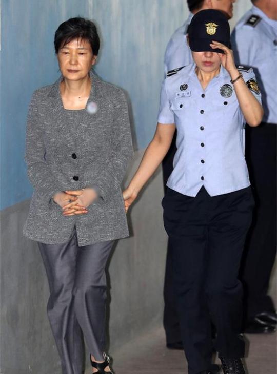 文在寅就任總統(tǒng)100天 樸槿惠同日罕見穿新衣服出庭