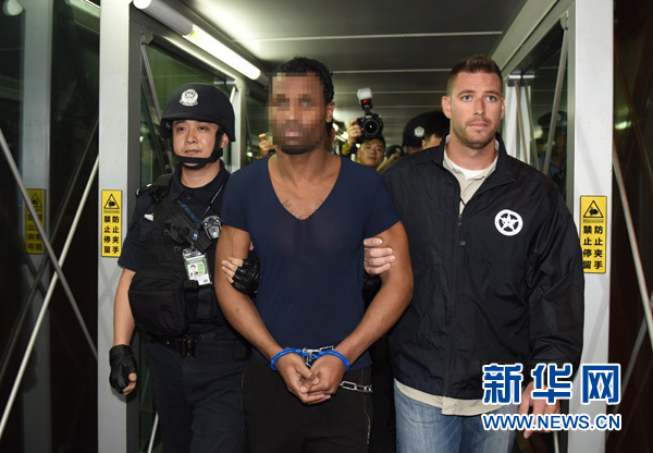 中國(guó)警方向美國(guó)遣返一名嚴(yán)重暴力犯罪紅通逃犯