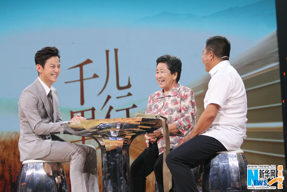 何炅主持《兒行千里》節(jié)目歡笑與感動并存