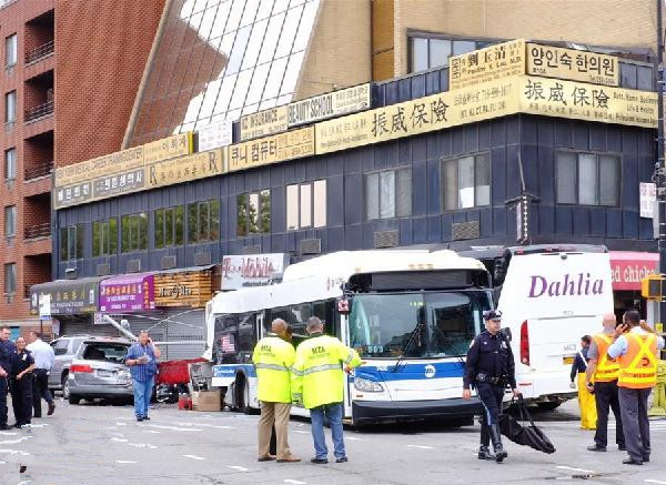 美國紐約發(fā)生客車相撞事故致３死１６傷