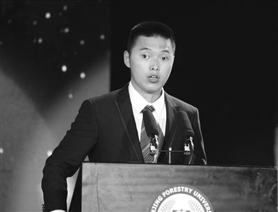 腦癱大學(xué)生15歲才能下地行走 學(xué)校為其定制下鋪