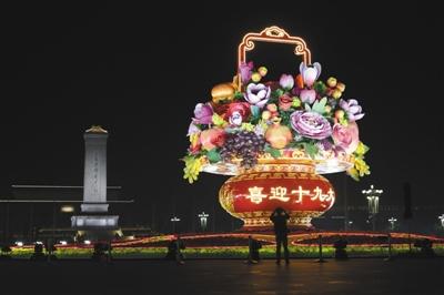 國(guó)慶大花籃夜間放“光彩” 地面花卉首次使用冷光源
