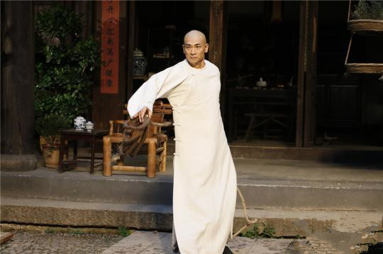 圖為：趙文卓正在拍攝武打戲份。 張勇 攝