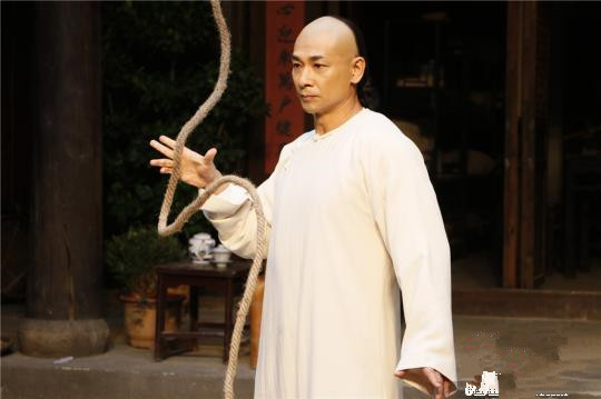 圖為：趙文卓正在拍攝武打戲份。 張勇 攝