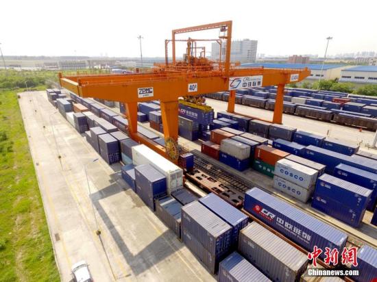 資料圖：中國鐵路正式啟用中歐班列統(tǒng)一品牌，統(tǒng)一品牌中歐班列當(dāng)日分別從成都、重慶、鄭州、武漢、長沙、蘇州、東莞、義烏等八地始發(fā)。