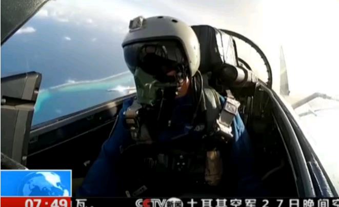 空軍殲11B戰(zhàn)機(jī)降落南海島礁機(jī)場 演練晝夜空戰(zhàn)