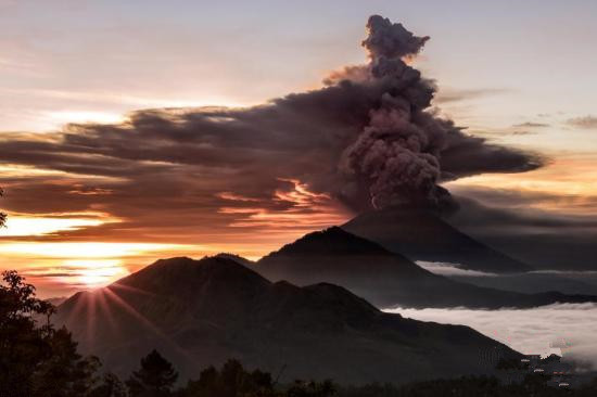 印尼阿貢火山爆發(fā)危險(xiǎn)“迫在眉睫” 數(shù)萬人撤離