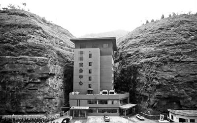 陜西現(xiàn)“肉夾饃”式大樓 建在兩座山夾縫之間