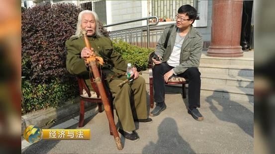 94歲老人攜35萬現(xiàn)金走天涯：一大幫人竟來“認爸”