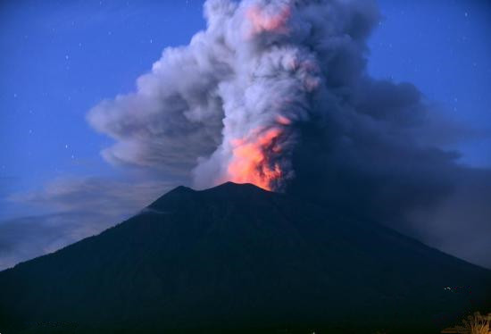 巴厘島機場重新開放 將持續(xù)監(jiān)測火山爆發(fā)情況