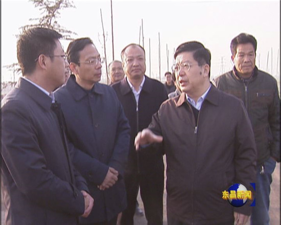 市創(chuàng)森指揮部第六次會(huì)議暨冬季造林綠化現(xiàn)場會(huì)與會(huì)人員來我區(qū)觀摩