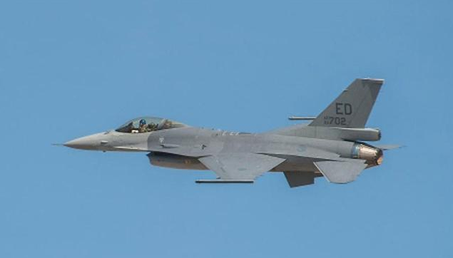 臺軍升級版F-16V出廠測試 揚言解放軍不敢再繞臺