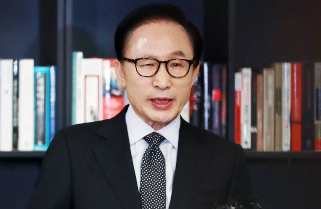 親信近期接連被查 李明博怒喊：“沖我來”！