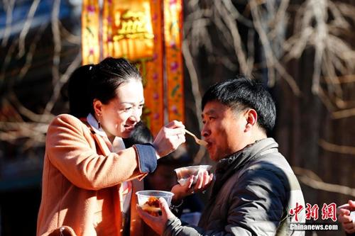 回憶中的臘八節(jié)：喝粥盼過(guò)年 其樂(lè)融融泡臘八蒜