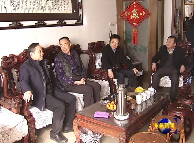 劉培國(guó)走訪慰問(wèn)離退休老干部