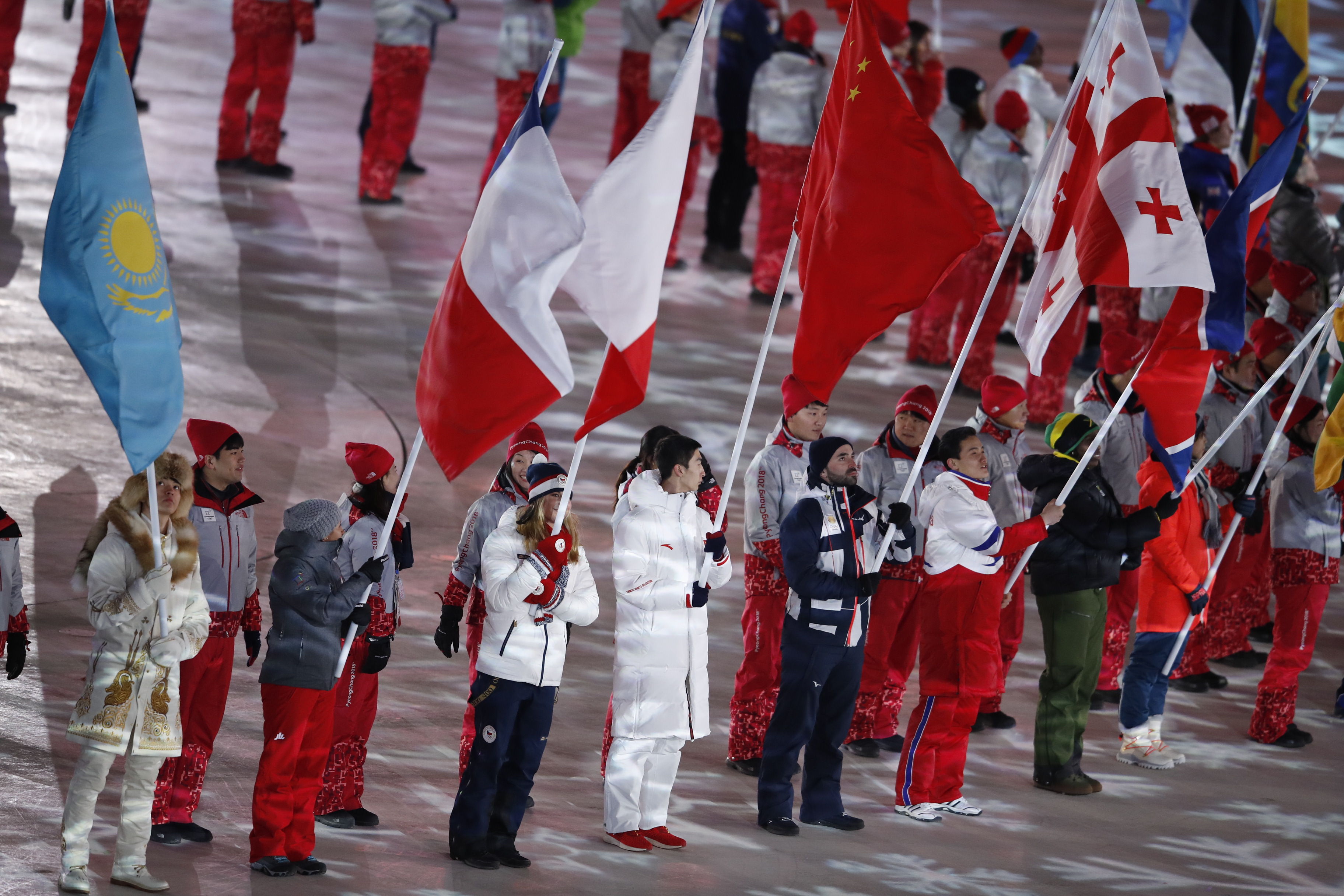 光榮時(shí)刻！武大靖舉五星紅旗出場