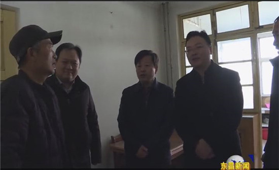 彭志國走訪慰問個體工商戶和困難教師