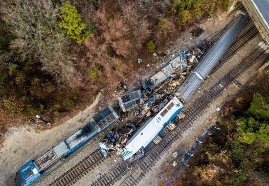 美2輛列車相撞導(dǎo)致2人死亡 或因駛上錯(cuò)誤軌道