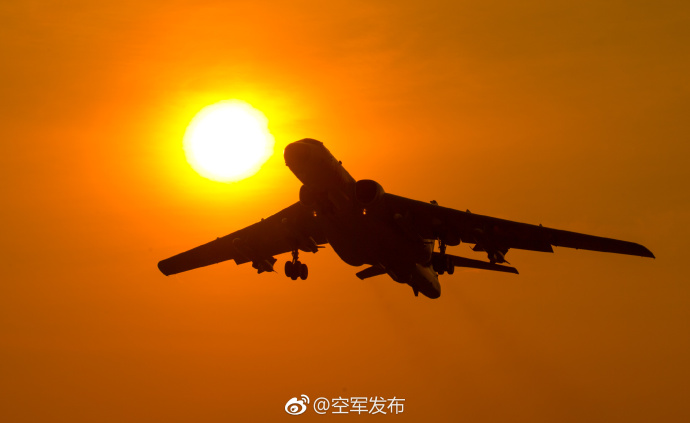 空軍“神威大隊(duì)”12架轟-6K遠(yuǎn)程奔襲西太平洋