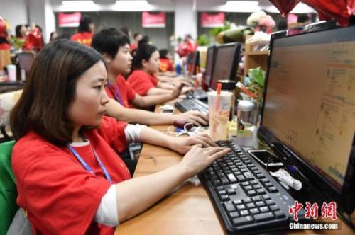 資料圖：某電商企業(yè)員工們在電腦前解答消費(fèi)者的購物疑問。<a target='_blank' >中新社</a>記者 陳驥旻 攝