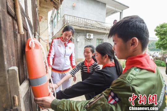 “一家一個(gè)救生圈”項(xiàng)目主要面向水患易發(fā)鄉(xiāng)村，以戶為單位免費(fèi)發(fā)放專業(yè)救生圈，并要求每家的救生圈都懸掛在大門附近顯眼處墻壁上，實(shí)現(xiàn)全村應(yīng)急共享。 鮑贛生 攝