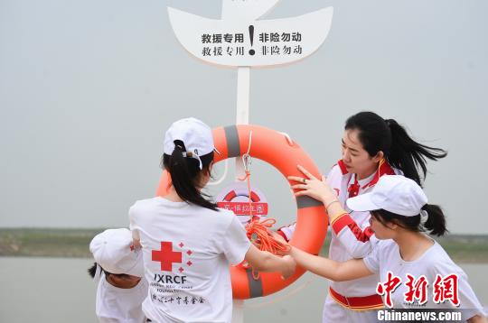 奧運(yùn)冠軍金紫薇鄱陽湖畔鄉(xiāng)村宣傳青少年防溺水項(xiàng)目