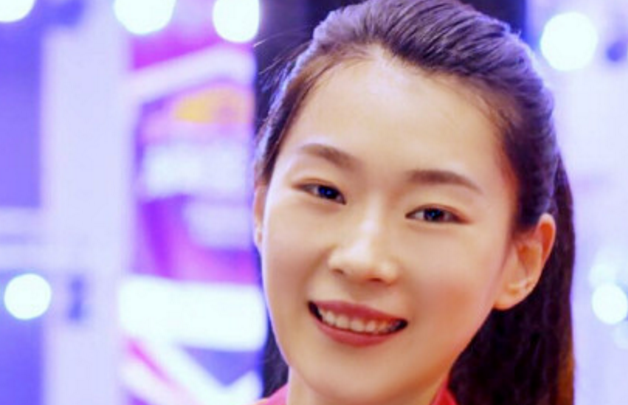 中國女排新亮點(diǎn)！23歲邊緣主攻神逆襲 為救球撞上護(hù)欄
