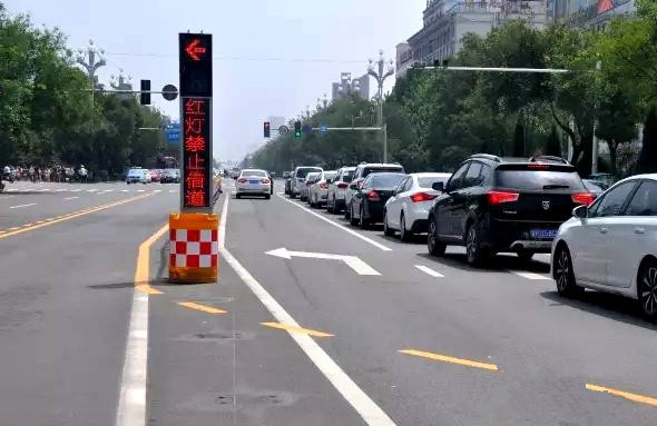聊城：左轉(zhuǎn)有路也非等“借道”？右轉(zhuǎn)“借道”對行人按喇叭？ 向左向右“借道” 還有人做不好
