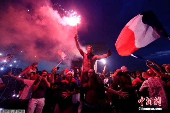 法國球迷慶祝奪冠“變了味”：狂歡演變成打砸搶！