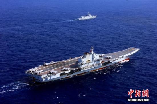 中國兩大航母首次在大連造船廠內(nèi)“雙艦合璧”