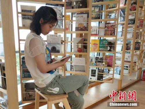 00后迎大學(xué)時(shí)代：平衡車成開學(xué)裝備 帶偶像照片入學(xué)