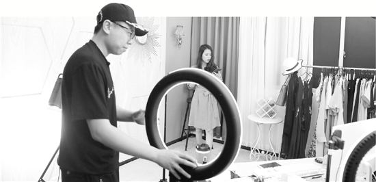 網絡直播帶熱了這些職業(yè)：調音師把聲音PS得很美麗