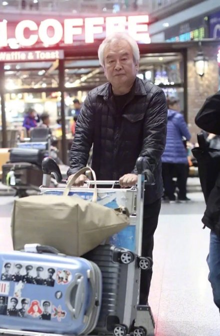 涂們的行李箱登上了熱搜，因?yàn)橘N著這些人