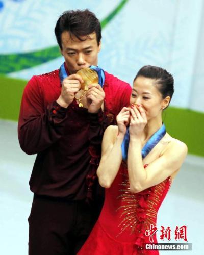 2010年2月15日，溫哥華冬奧會(huì)花樣滑冰雙人自由滑比賽，中國(guó)選手申雪、趙宏博圓夢(mèng)折桂。<a target='_blank' >中新社</a>記者 盛佳鵬 攝