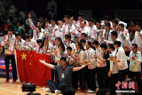 雅加達(dá)亞運(yùn)會(huì)，中國(guó)男、女籃再度包攬亞運(yùn)會(huì)雙冠。圖為姚明與男、女隊(duì)運(yùn)動(dòng)員教練員合影留念。<a target='_blank' >中新社</a>記者 王東明 攝 