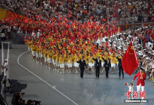 2008年8月8日，第29屆夏季奧運(yùn)會(huì)在北京國(guó)家體育場(chǎng)“鳥巢”舉行。中國(guó)代表團(tuán)的旗手是著名籃球運(yùn)動(dòng)員姚明。<a target='_blank' >中新社</a>記者 任晨鳴 攝
