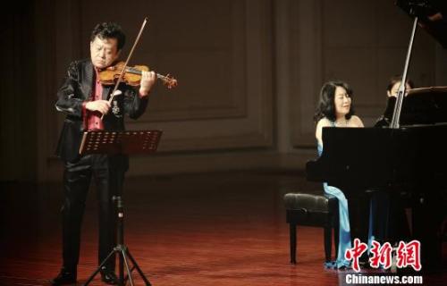 資料圖：盛中國(guó)攜夫人瀨田裕子在天津演出。<a target='_blank' >中新社</a>發(fā) 佟郁 攝