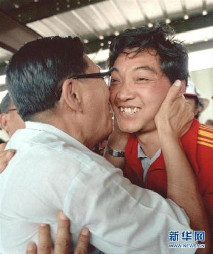 圖為1984年7月29日，許海峰(右)在奪冠后接受祝賀。 新華社發(fā) 圖片來(lái)源：新華網(wǎng)