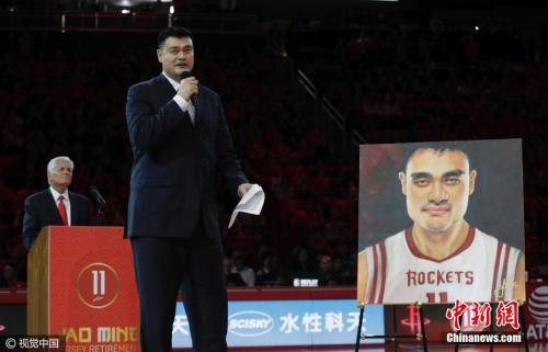姚明的整個(gè)NBA生涯都在火箭隊(duì)度過(guò)，而且他入選了歷屆全明星賽。圖為姚明在退役儀式現(xiàn)場(chǎng)發(fā)表感言。 圖片來(lái)源：視覺(jué)中國(guó)