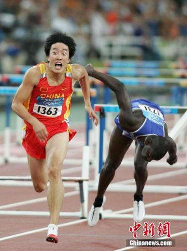 2004年8月27日，劉翔在雅典奧運(yùn)田徑110米欄決賽中以12秒91獲得冠軍，打破奧運(yùn)會(huì)紀(jì)錄，平世界紀(jì)錄。<a target='_blank' >中新社</a>記者 毛建軍 攝 