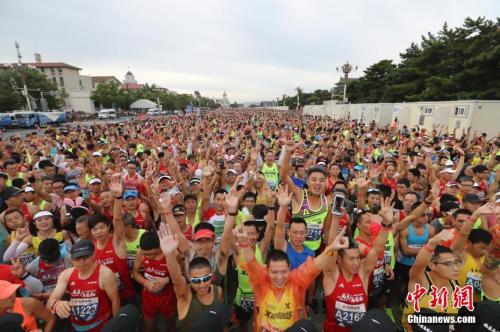 2018北京馬拉松賽3萬(wàn)余名跑者參加了比賽。<a target='_blank' >中新社</a>記者 盛佳鵬 攝