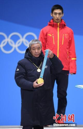 平昌冬奧會(huì)，國(guó)際奧委會(huì)副主席于再清為武大靖頒獎(jiǎng)。(資料圖)<a target='_blank' >中新社</a>記者 崔楠 攝