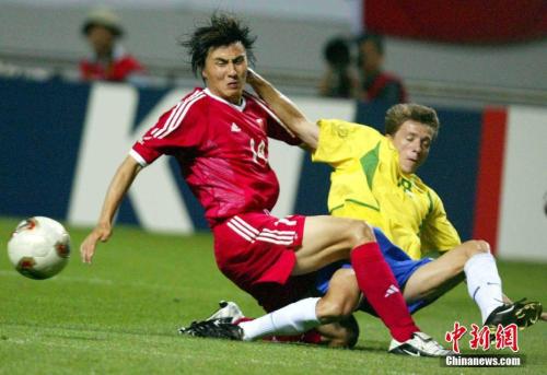 2002年韓日世界杯，中國(guó)男足歷史上首次闖入世界杯決賽圈，6月8日，中國(guó)隊(duì)在韓國(guó)西歸浦世界杯體育場(chǎng)與世界勁旅巴西隊(duì)對(duì)陣。<a target='_blank' >中新社</a>記者 毛建軍 攝 