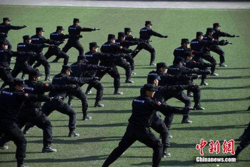 資料圖：吐魯番市組織公安機關開展綜合技能訓練。艾爾肯 攝