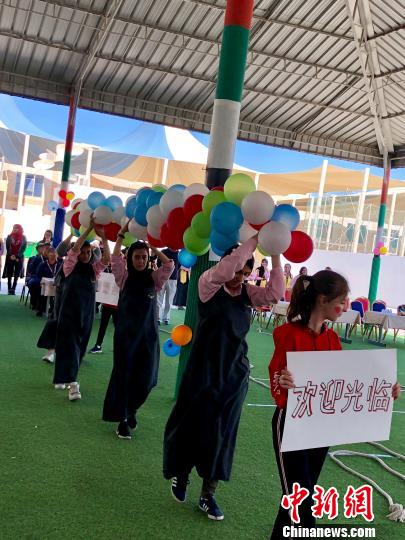 沙迦伊本哈頓特教學校歡迎中國代表團的到來。 王祖敏 攝