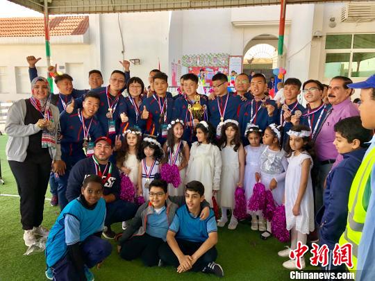 中國特奧隊的隊員、教練與伊本哈頓學校的師生合影。 王祖敏 攝